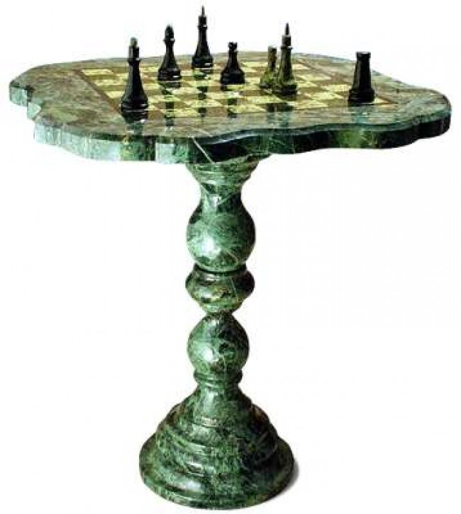 Стол с шахматами